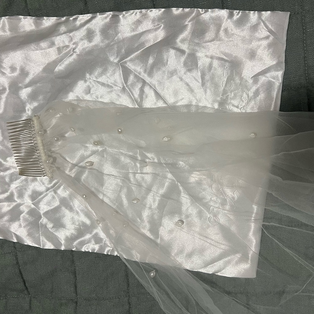 Never worn aura veil
